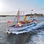 Dampfschiff SCHAARHÖRN mit Gästen auf der Elbe