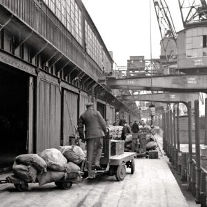 Hafenarbeiter be- und entladen die Schiffe an den 50er Schuppen um 1935
