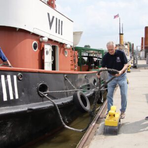 Hafenmeister unterstützen beim An- und Ablegen der Schiffe