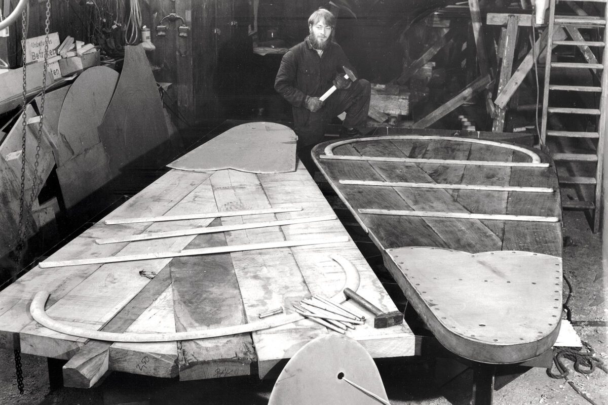 JOHANNA beim Bau der Seitenschwerter 1978