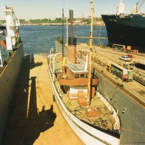 1990 – Überführung der SCHAARHÖRN mit einem Dockschiff nach Hamburg