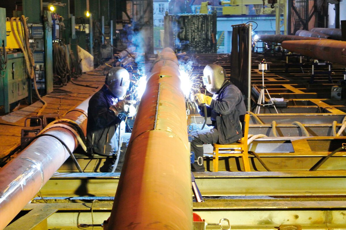 Schweißarbeiten auf der Peters Werft in Wewelsfleth